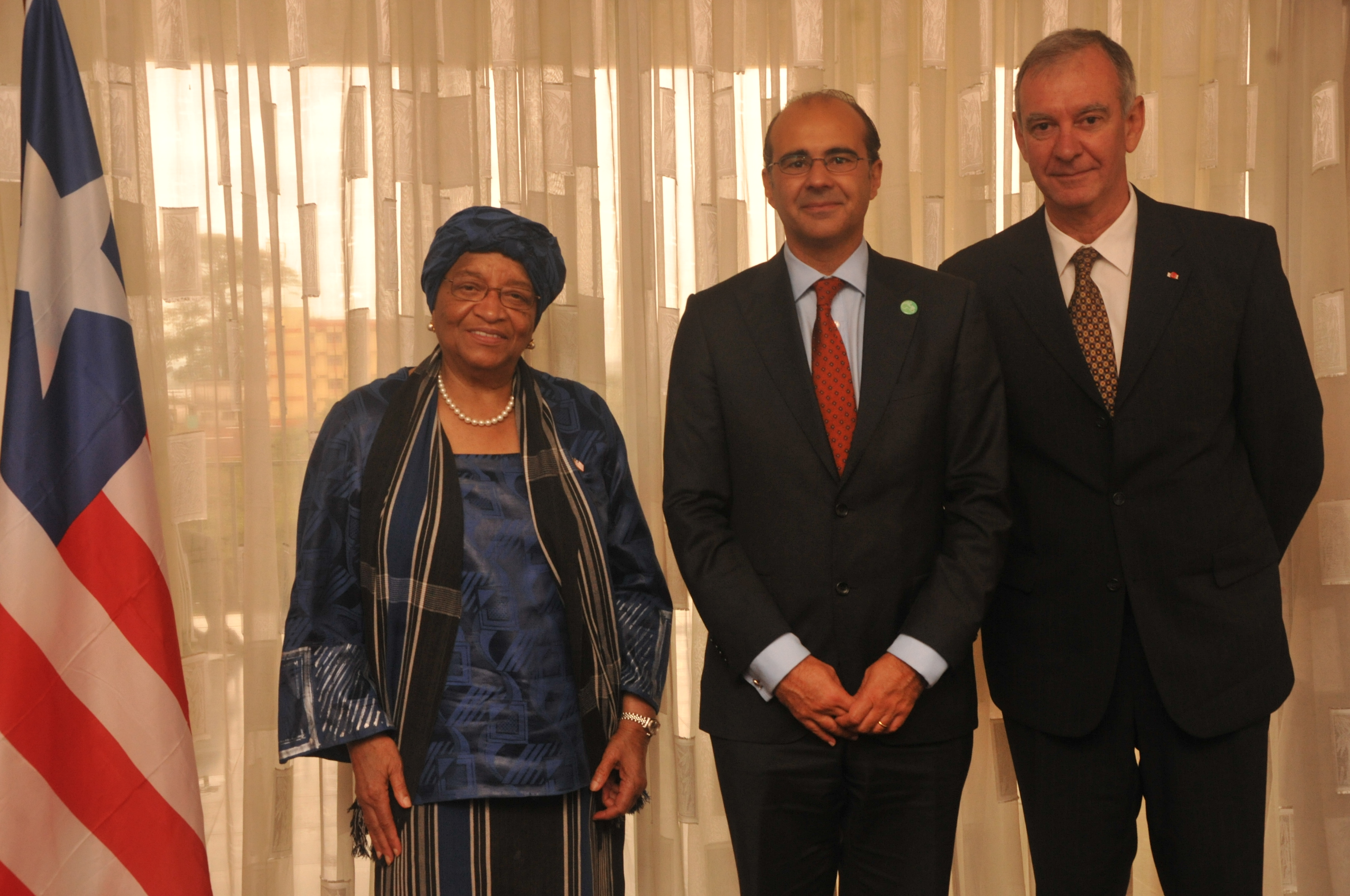 President Sirleaf poses with Brussels Airlines CEO Gustin and Country Manager Vloeberghs following their meeting on Wednesday, September 9, 2015 (1)